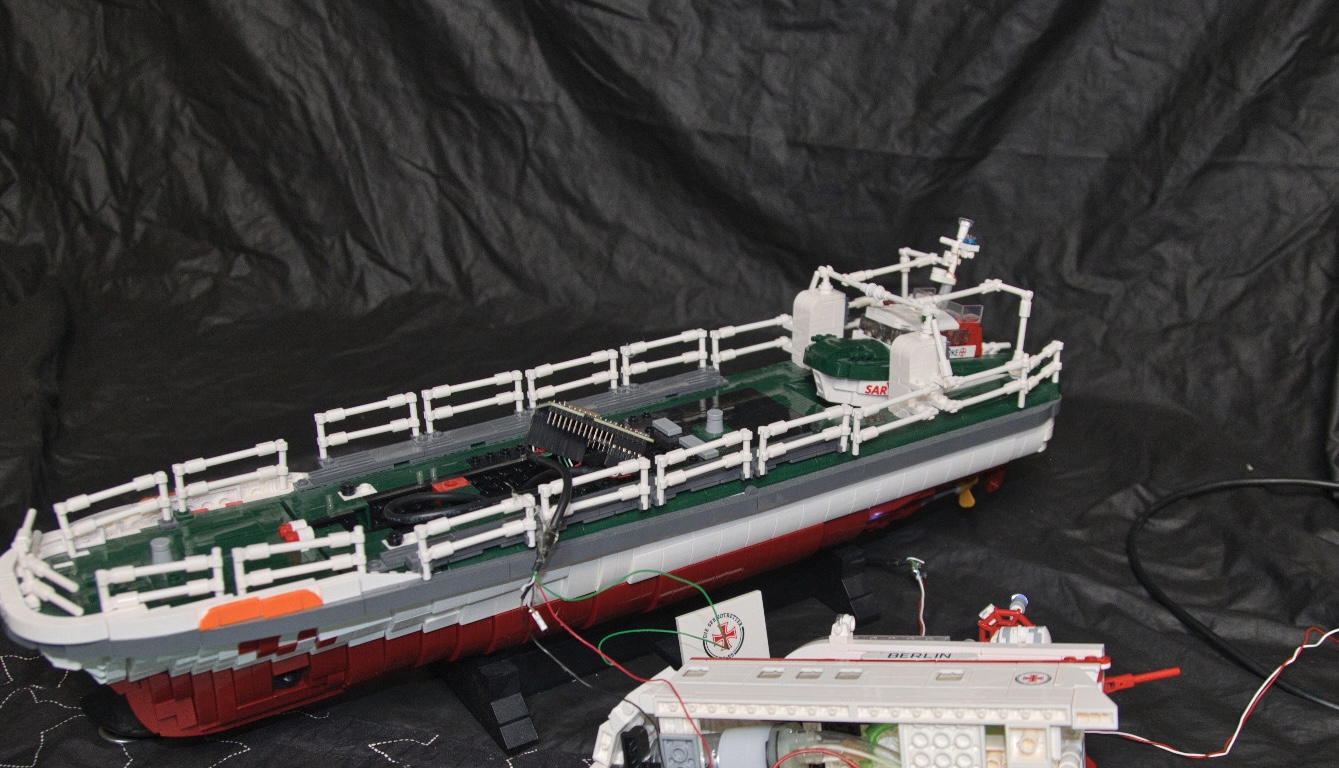 Seenotrettungskreuzer aus Klemmbausteinen